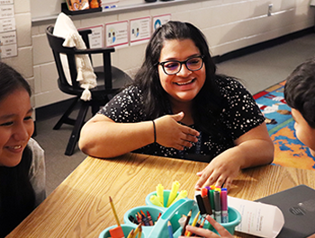 Ms. Quezada teaching 5th grade students in the Dual Language Immersion program.